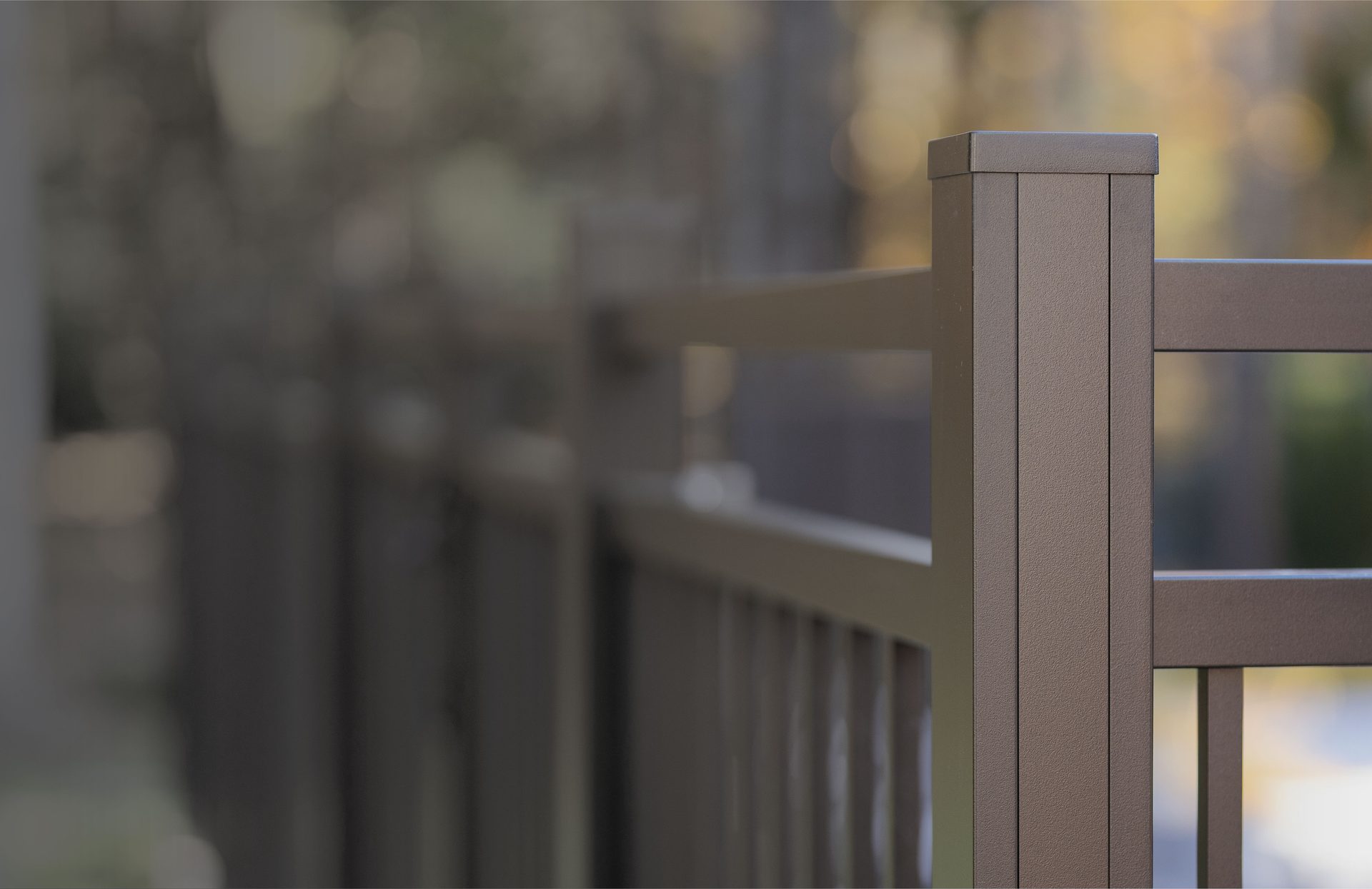 Clôture modulaire UFence en aluminium, lumière de fin de journée